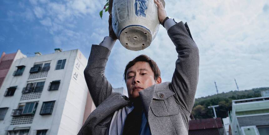 Busan 2025 Review: NO OTHER CHOICE, Park Chan-wook's Delirious Dark Comedy Is a Twisted Delight  